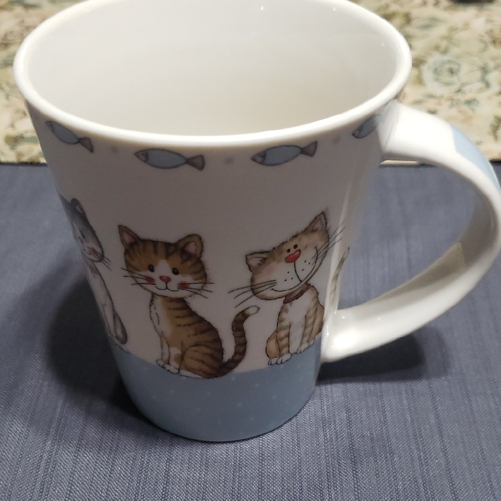 Casa Signatures Cat-Themed Blue and White Mug.